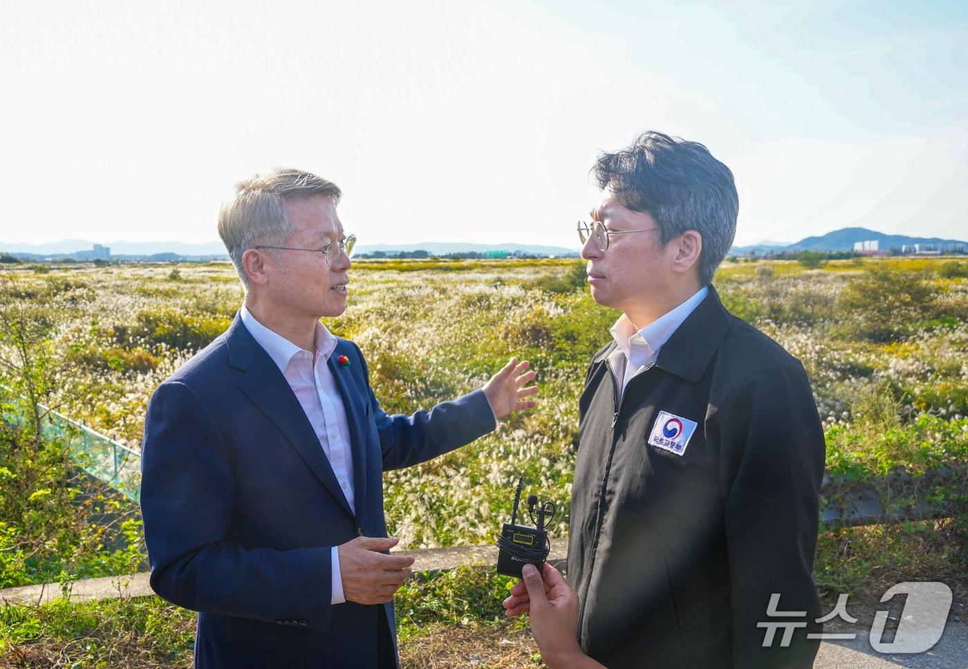 본문 이미지 - 민형배 전남광주통합특별시장과 홍지선 국토교통부장관이 15일 오후 서구 군공항 탄약고 이전 예정지를 찾아 호남권 반도체 클러스터 부지를 점검하고 있다.(전남광주통합특별시 제공. 재판매 및 DB금지)/뉴스1