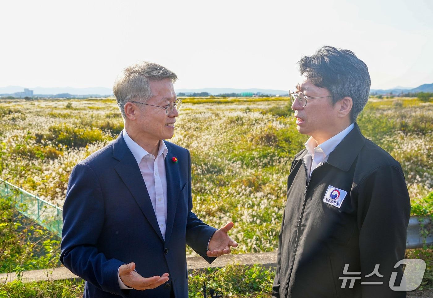 본문 이미지 - 민형배 전남광주통합특별시장과 홍지선 국토교통부장관이 15일 오후 서구 군공항 탄약고 이전 예정지를 찾아 호남권 반도체 클러스터 부지를 점검하고 있다.(전남광주통합특별시 제공. 재판매 및 DB금지) 2026.10.15