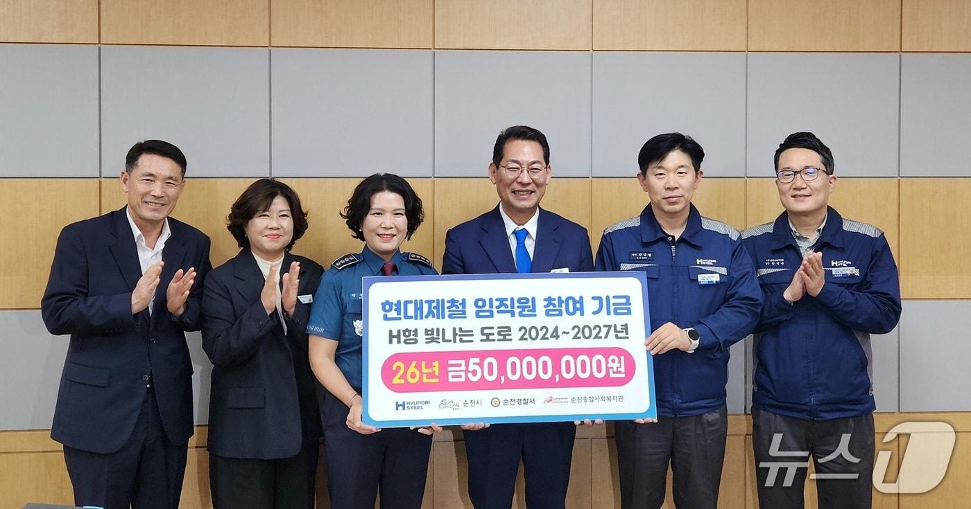 본문 이미지 - 현대제철 순천공장은 15일 순천시청 시장실에서 H형 빛나는 도로 사업 기금 5000만 원을 전달하고 있다. (현대제철 순천공장 제공. 재판매 및 DB금지)
