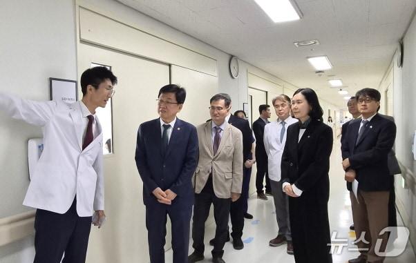 본문 이미지 - 최교진 교육부 장관(사진 왼쪽에서 두번째)이 15일 원광대학교병원'병원형 위(Wee)센터'를 방문했다.(전북교육청 제공, 재판매 및 DB 금지).
