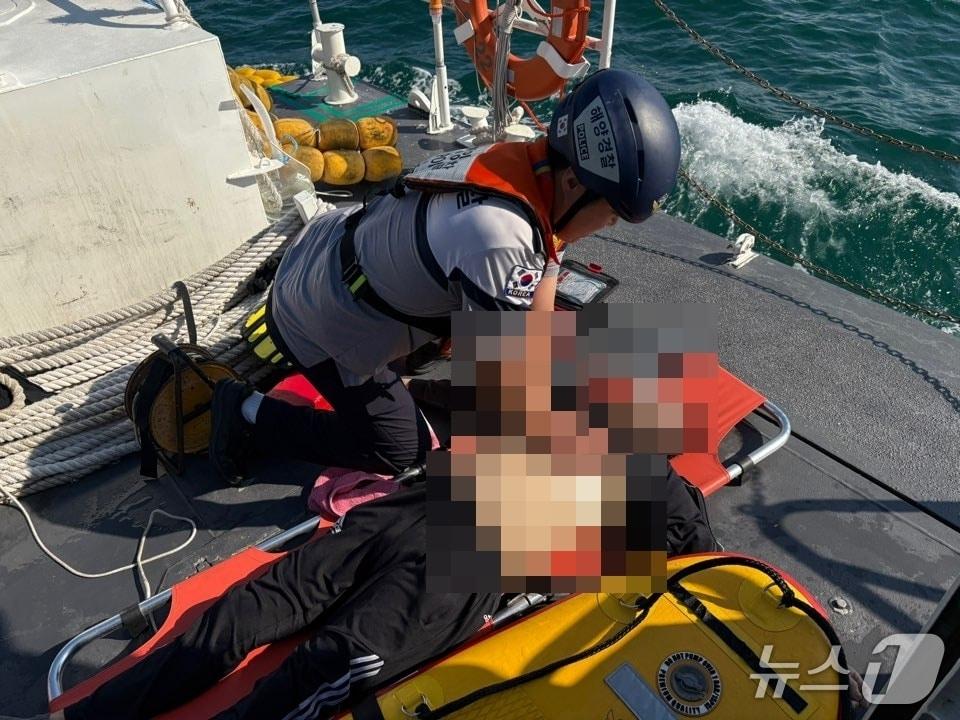 본문 이미지 - 15일 부산 영도구 75광장 앞바다에서 심정지 상태로 구출한 50대 남성에 대해 심폐소생술을 실시하는 모습 (해경 제공. 재판매 및 DB 금지)