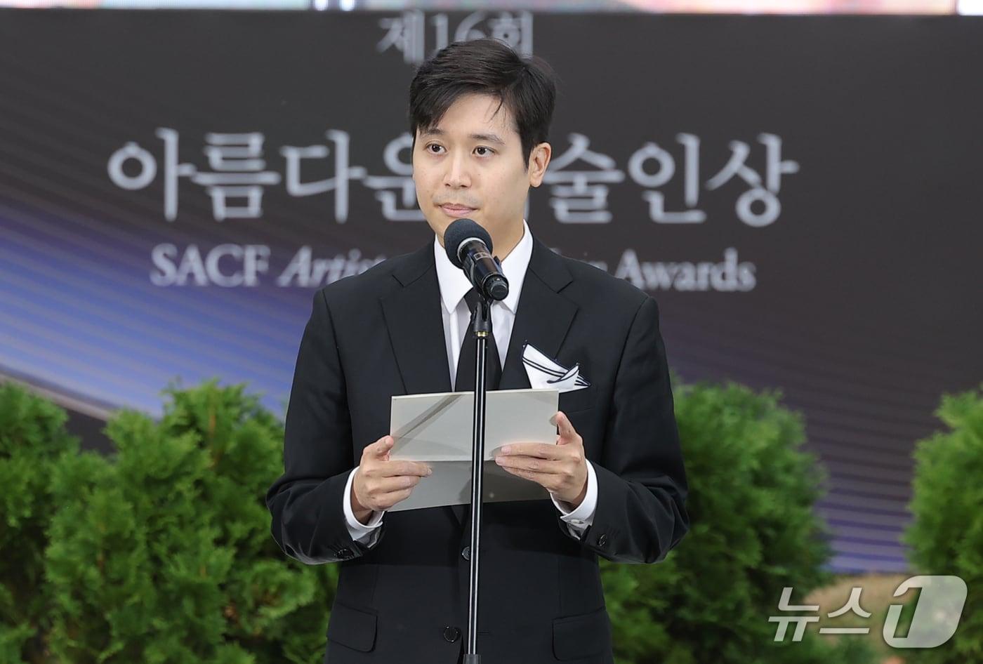 본문 이미지 - 故 안성기 차남 안필립씨가 15일 서울 강동구 스테이지28에서 열린 제16회 아름다운예술인상 시상식에 참석해 아버지 대신 굿파플예술인 부문상을 수상한 뒤 소감을 전하고 있다 2026.10.15 ⓒ 뉴스1 권현진 기자