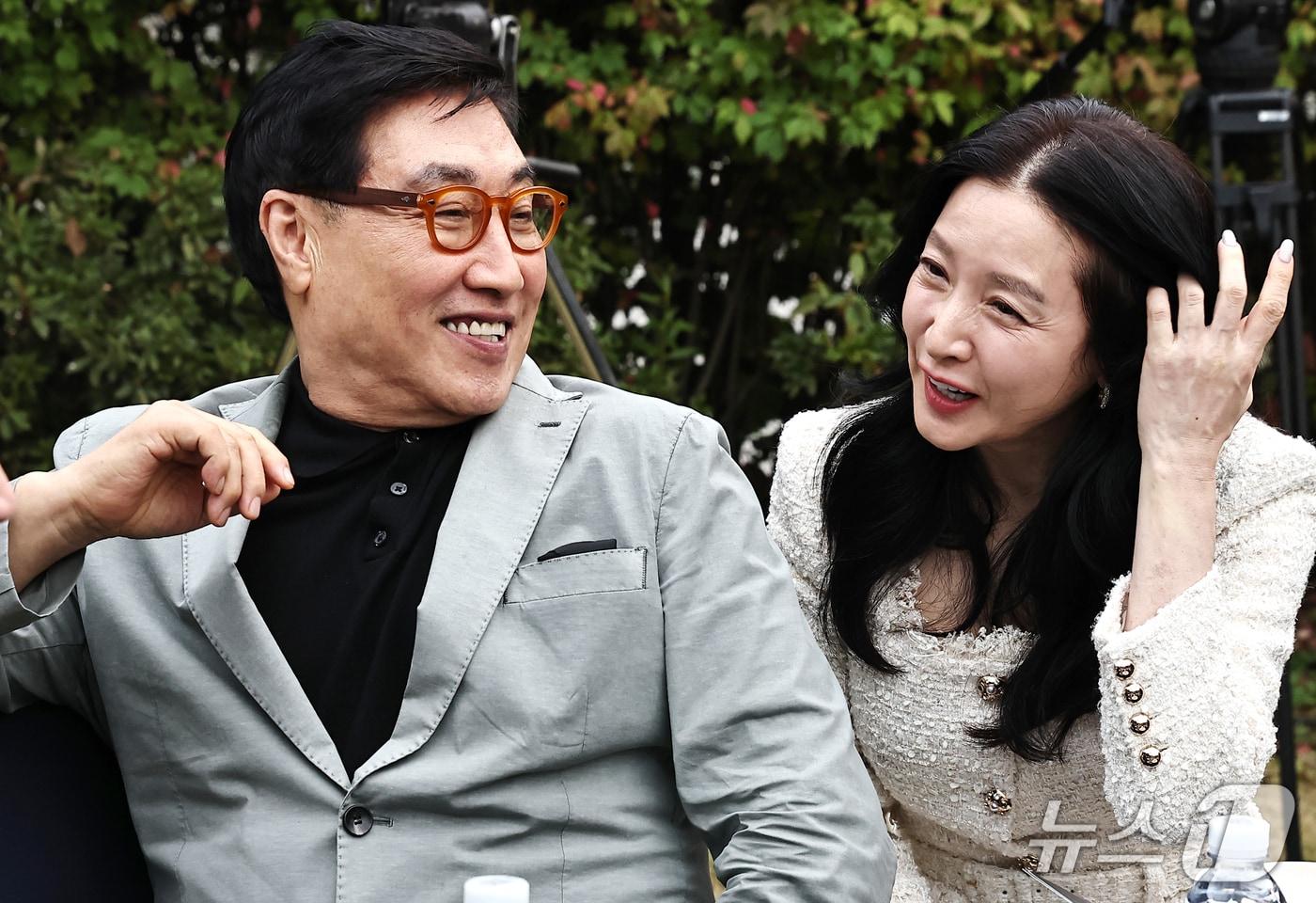 본문 이미지 - 배우 이영애 정호영 부부가 15일 서울 강동구 스테이지28에서 열린 제16회 아름다운예술인상 시상식에 참석해 환한 미소를 짓고 있다. 2026.10.15 ⓒ 뉴스1 권현진 기자