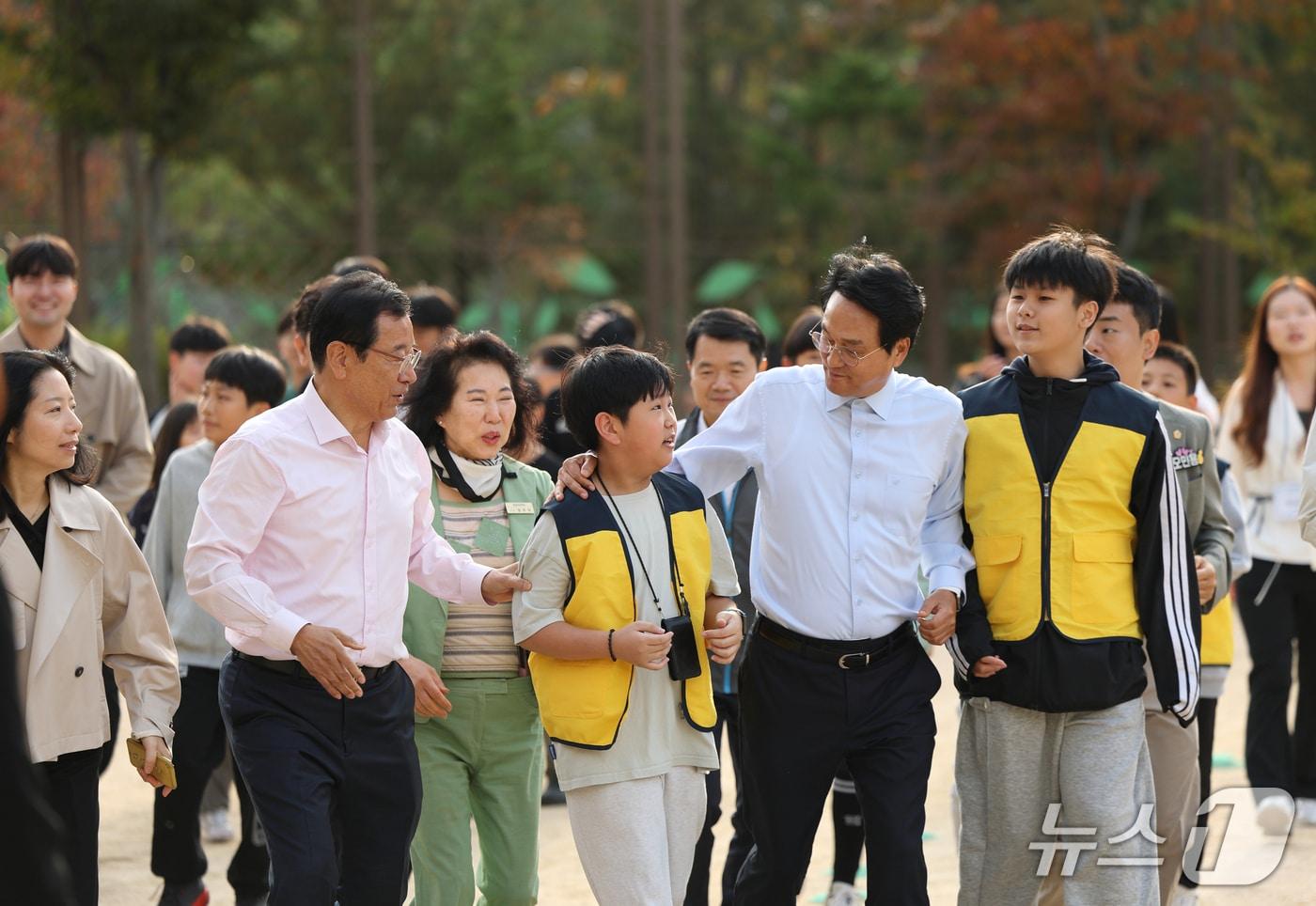 본문 이미지 - 안민석 경기교육감(오른쪽 두 번째)이 15일 하남 감일초등학교를 방문해 학생들과 이야기를 나누며 교정을 걷고 있다. (경기도교육청 제공) 