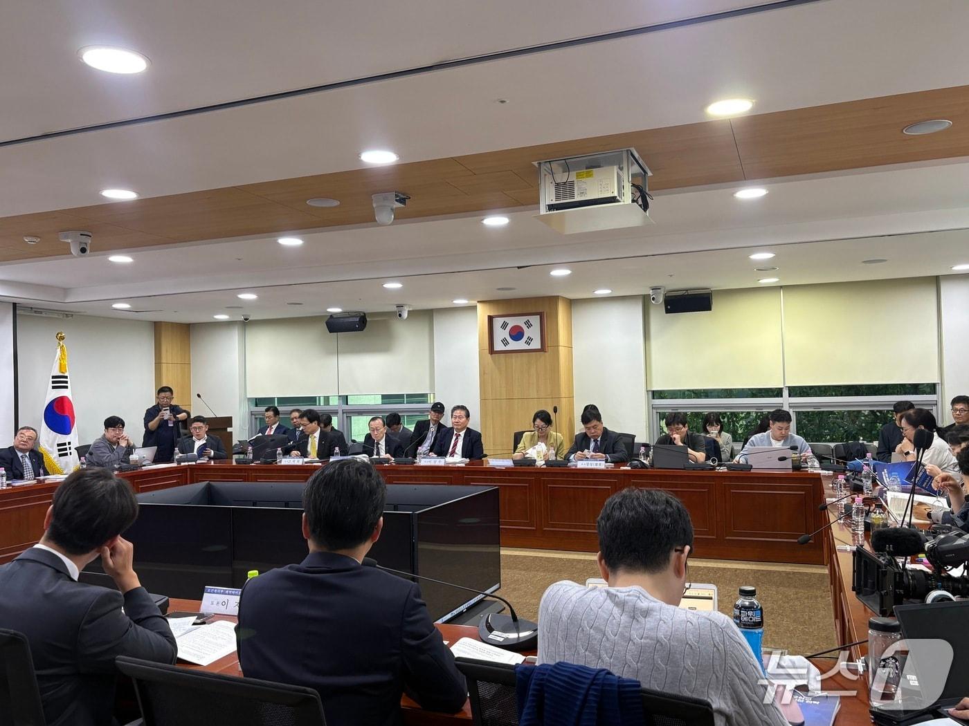 본문 이미지 - 15일 오후 서울 여의도 국회 의원회관에서 열린 '한·중 의료바이오산업 협력의 과제와 실천 전략' 세미나에서 참석자들이 의료바이오산업 규제 완화와 양국 협력 방안 등을 논의하고 있다.