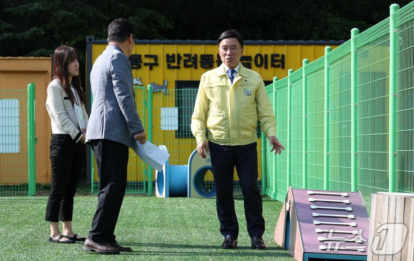 본문 이미지 - 환인호 동구청장이 반려동물 파크를 점검하고 있다.(대전 동구 제공. 재판매 및 DB 금지)