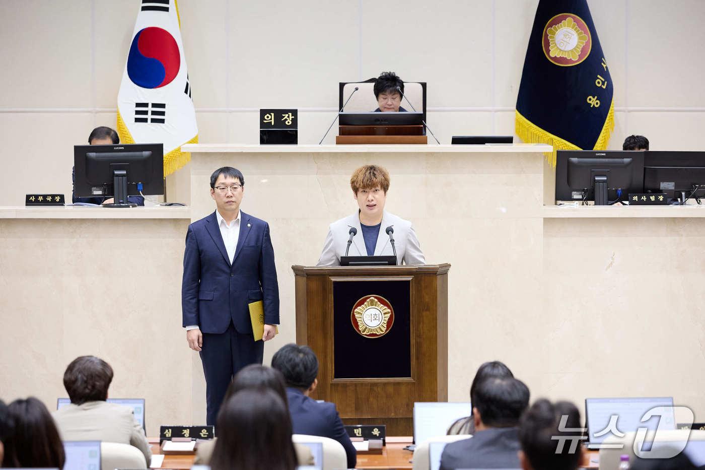 본문 이미지 - 15일 열린 용인시의회 제307회 임시회 제2차 본회의에서 강영웅(왼쪽)·이상욱 의원이 '대한민국과 경기남부지역 발전을 위한 제5차 국가철도망 구축계획 반영 촉구 결의안'에 대한 제안 설명을 하고 있다.(시의회 제공)