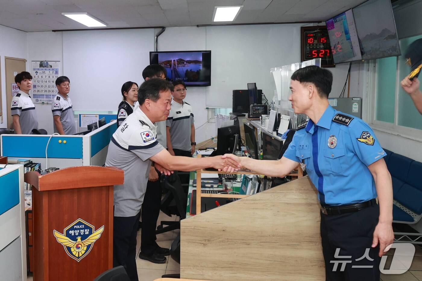 본문 이미지 - 하만식 해양경찰청장이 15일 전남광주 여수시 국동항 여수바다파출소를 방문해 현장을 점검하고 직원들의 노고를 치하하고 있다. (여수해경 제공. 재판매 및 DB 금지) 