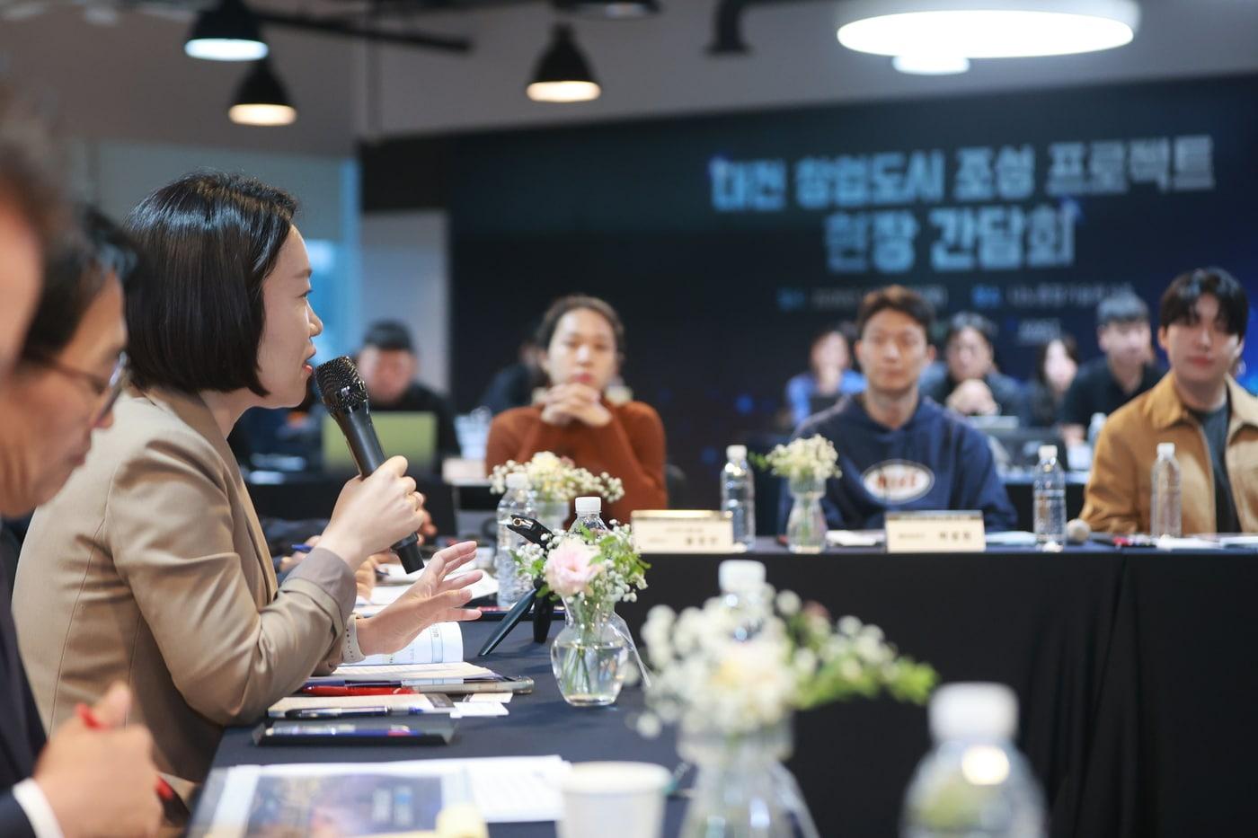 본문 이미지 - 이소영 중소벤처기업부 장관이 15일 대전 나노종합기술원에서 열린 '대전 창업도시 조성 프로젝트 현장 간담회'에 참석해 발언하고 있다. (중소벤처기업부 제공)