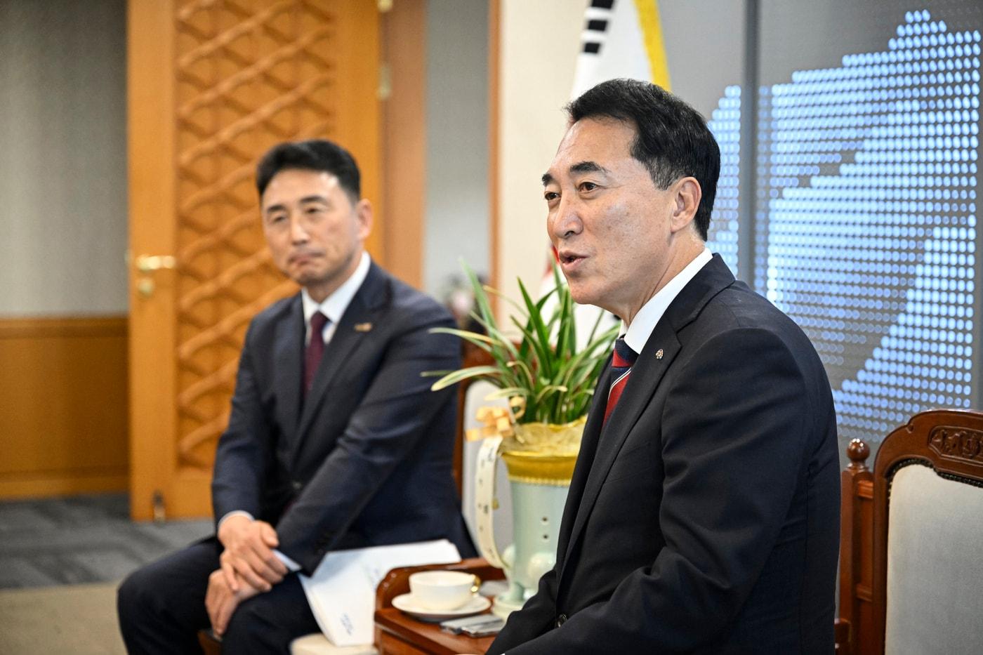본문 이미지 -  박수현 충남지사(오른쪽)와 이남오 전남광주 함평군수 (충남도 제공. 재판매 및 DB 금지)/뉴스1