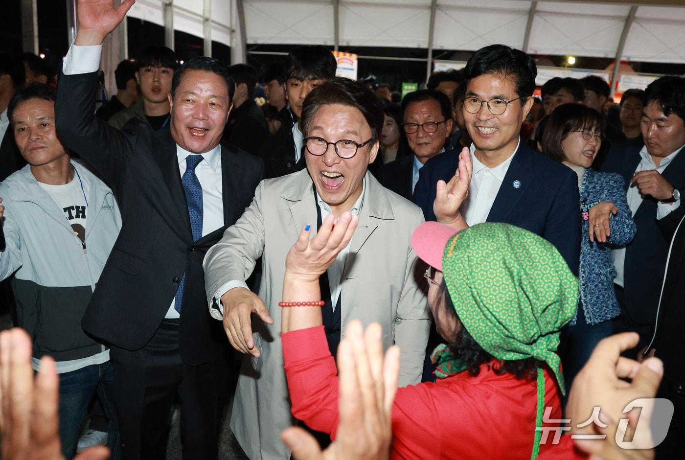 본문 이미지 - 김민석 더불어민주당 대표(가운데)와 이원택 전북특별자치도지사(오른쪽), 최영일 순창군수가 15일 전북 순창군 전통고추장민속마을에서 열린 제21회 순창 장류축제 개막식을 찾아 도민들과 인사를 나누고 있다. (전북특별자치도 제공. 재판매 및 DB 금지) 2026.10.15 ⓒ 뉴스1