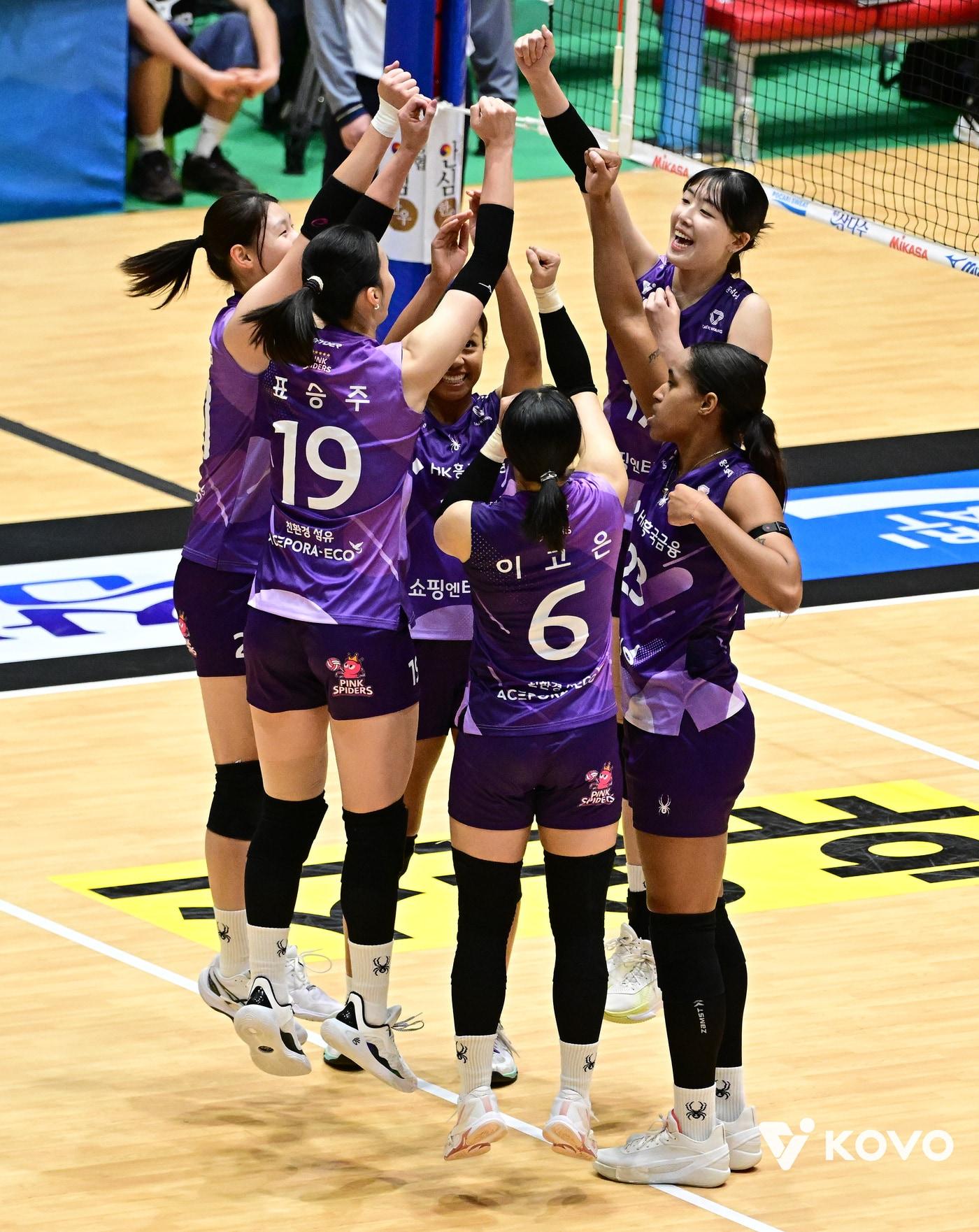 본문 이미지 - 여자 프로배구 흥국생명 선수단이 15일 SOOP과 컵대회 경기에서 화이팅을 외치고 있다.(KOVO 제공. 재판매 및 DB 금지)