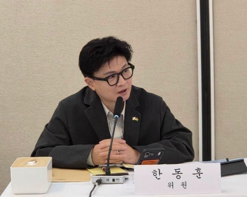 본문 이미지 - 국회 외교통상위원인 무소속 한동훈 의원이 15일 오후(한국 시각 16일 새벽) 상파울루 주재 한국대사관에 대한 국정감사에서 질의하고 있는 모습. (SNS 갈무리. 재판매 및 DB 금지) ⓒ 뉴스1