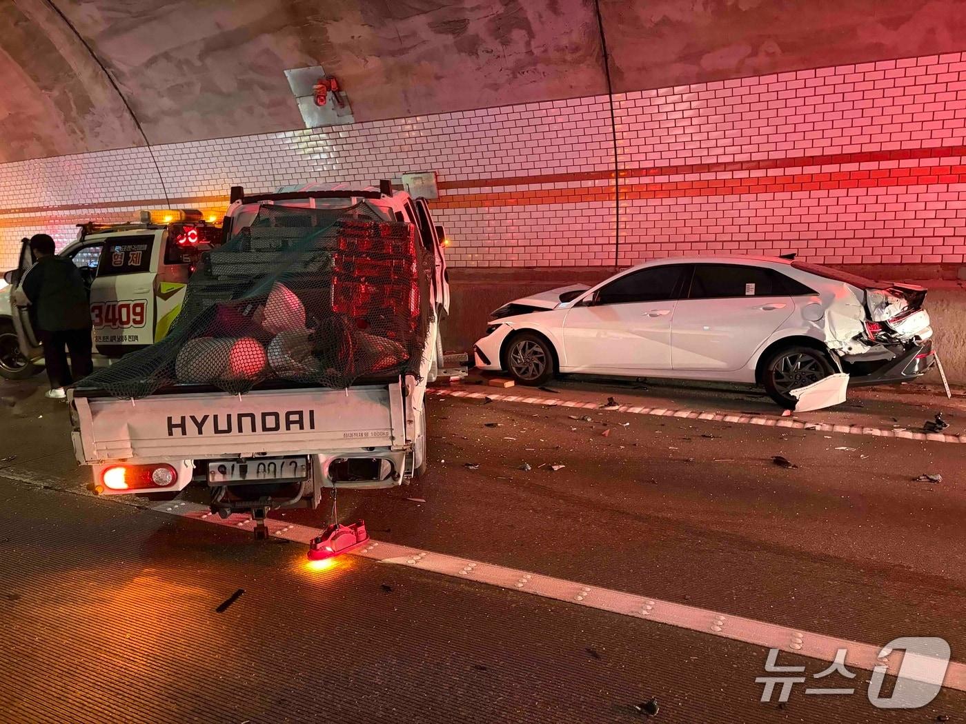 본문 이미지 -  홍천군 내촌면 화상대리 화촌9터널 내 교통 사고 현장.(강원소방본부 제공. 재판매 및 DB 금지)