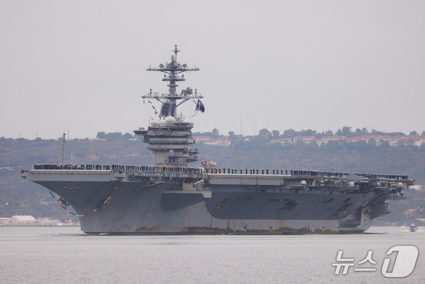 본문 이미지 - 미국의 니미츠급 항공모함 시어도어 루스벨트(CVN-71)가 지난 2024년 10월 15일 모항인 샌디에이고로 귀항하고 있다. (자료사진) 2024.10.16 ⓒ 로이터=뉴스1