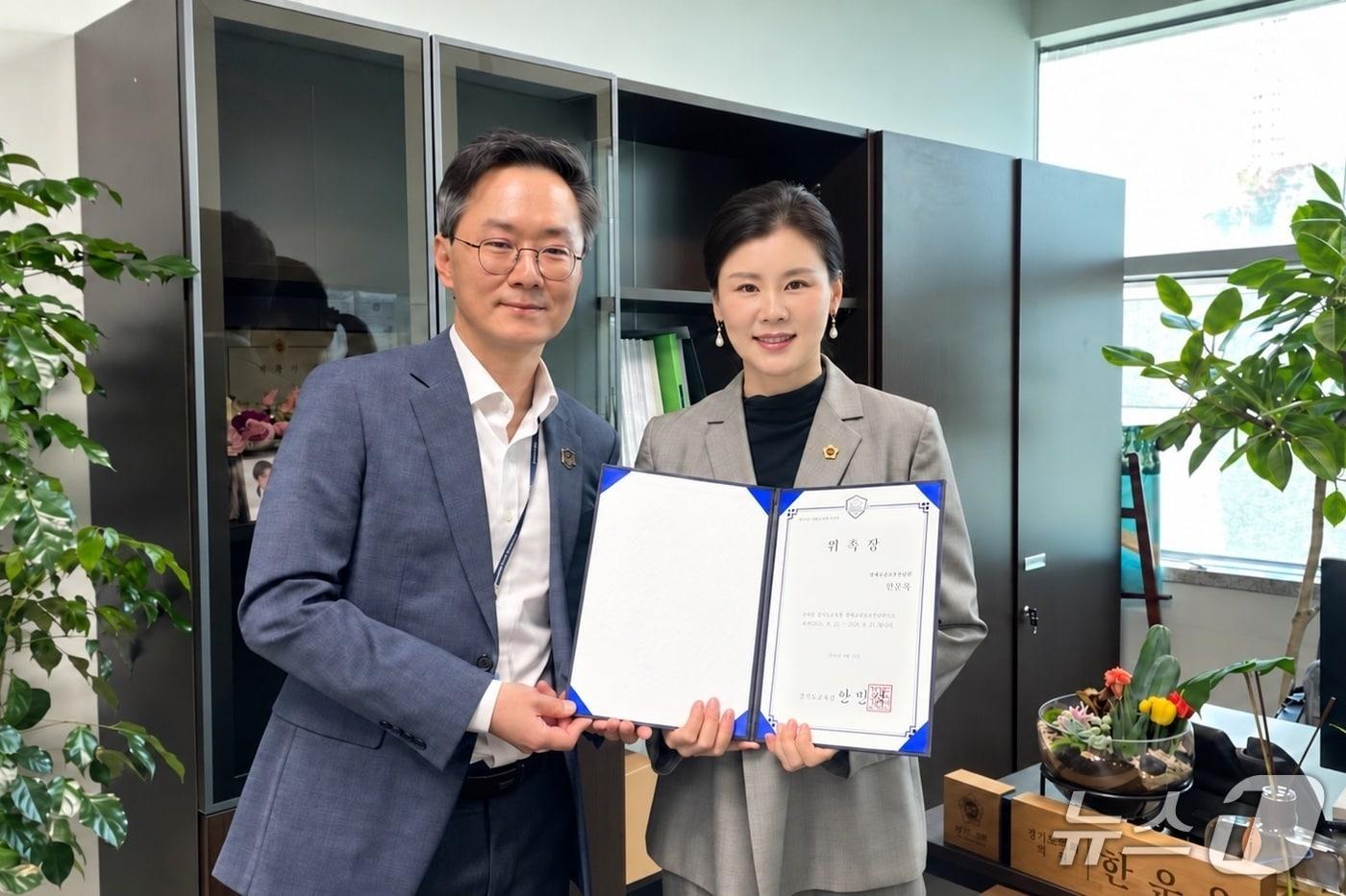 본문 이미지 - 지난 15일 한운옥 경기도의회 의원(오른쪽)이 자신의 의원실에서 경기도교육청 교권보호단으로부터 명예교권보호전담관 위촉장을 받았다.(도의회 제공. 재판매 및 DB 금지) 2026.10.15/뉴스1