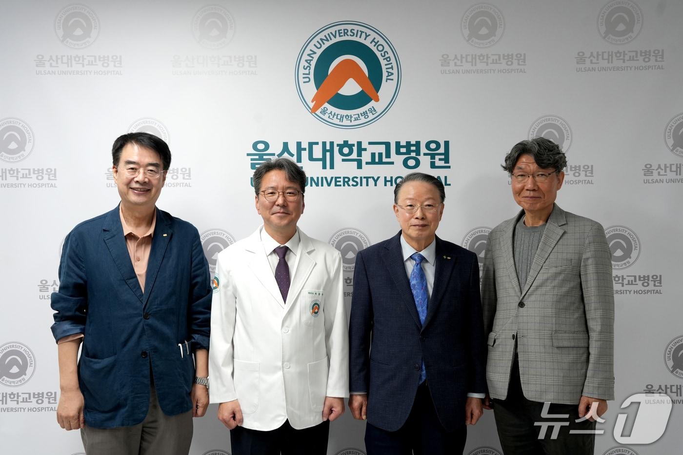 본문 이미지 - 온병원그룹 임원진이 군립 울주병원 활성화 논의를 위해 울산대학교병원을 방문해 기념촬영을 하고 있다. 사진 왼쪽부터 정근 온병원그룹 설립자, 박종하 울산대병원장, 김동헌 온병원장, 임종수 온병원 행정원장. (부산 온병원 그룹 제공. 재판매 및 DB 금지)/뉴스1