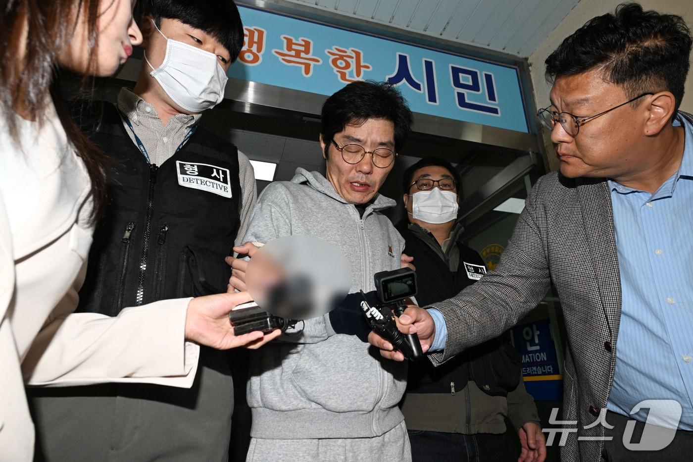 본문 이미지 - 강도살인 혐의를 받는 박용수(53)가 16일 광주 동부경찰서를 빠져 나와 광주공소청으로 송치되고 있다. 박용수는 지난 5일 전남광주 나주시 왕곡면 한 단독주택에서 60대 부부를 살해하고 이들 계좌에서 현금 600만 원을 인출한 혐의 등을 받고 있다. (공동취재) 2026.10.16 ⓒ 뉴스1 이승현 기자
