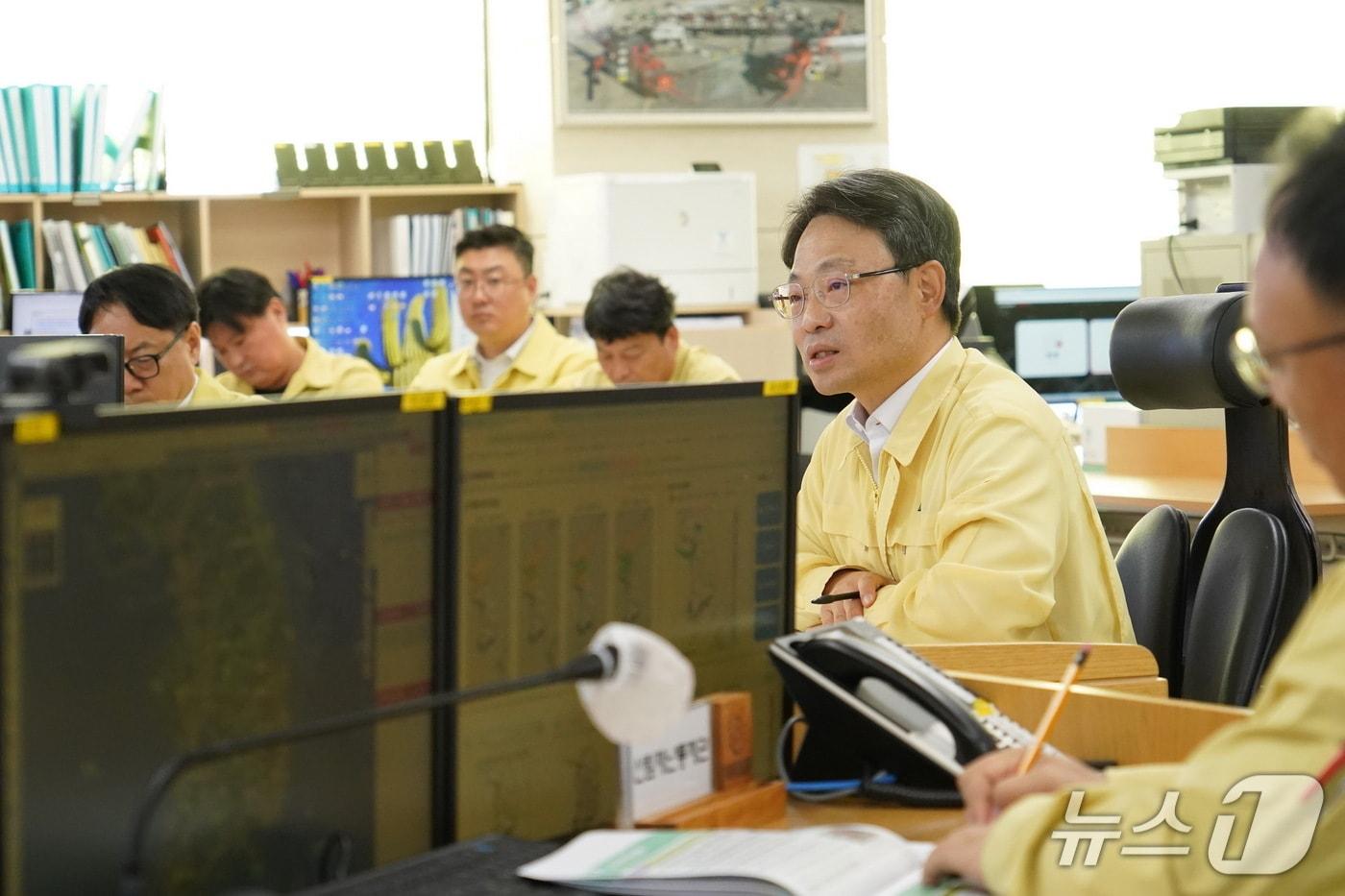 본문 이미지 - 박은식 산림청장(가운데)이 2026년 산사태예방지원 본부 운영결과 회의를 주재하고 있다. (산림청 제공. 재판매 및 DB금지) /뉴스1