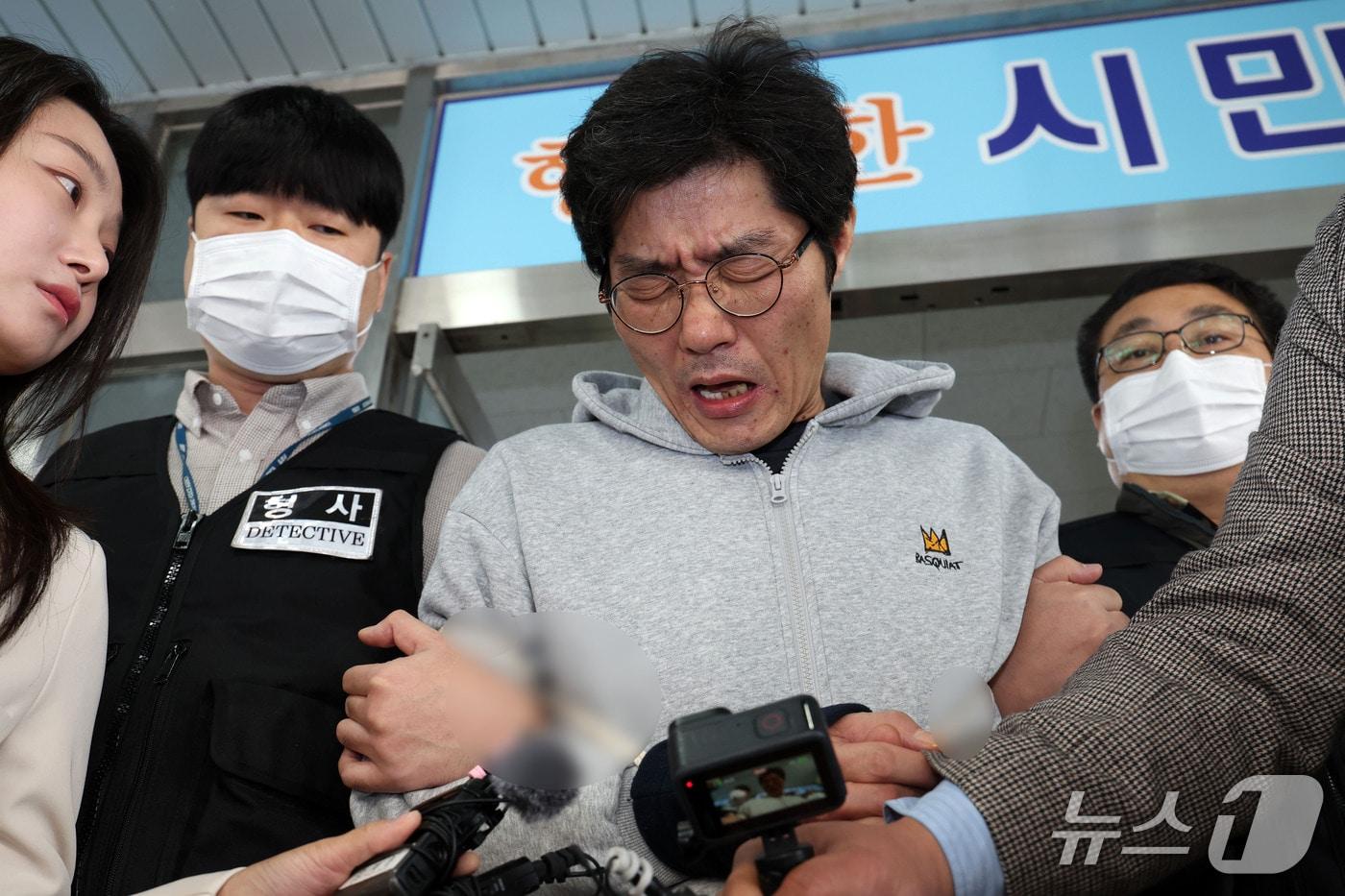본문 이미지 - 강도살인 혐의를 받는 박용수(53)가 16일 광주 동부경찰서를 빠져 나와 광주공소청으로 송치되고 있다. 박용수는 지난 5일 전남광주 나주시 왕곡면 한 단독주택에서 60대 부부를 살해하고 이들 계좌에서 현금 600만 원을 인출한 혐의 등을 받고 있다. (공동취재) 2026.10.16 ⓒ 뉴스1 이승현 기자
