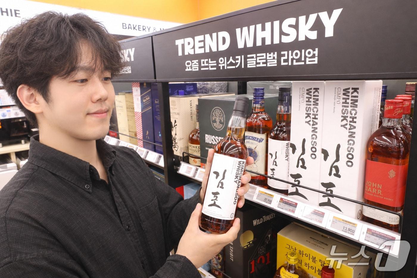 본문 이미지 - 이마트24가 16일부터 판매하는 김창수 위스키 '김포 2026 에디션'(이마트24 제공). 2026.10.16/뉴스1