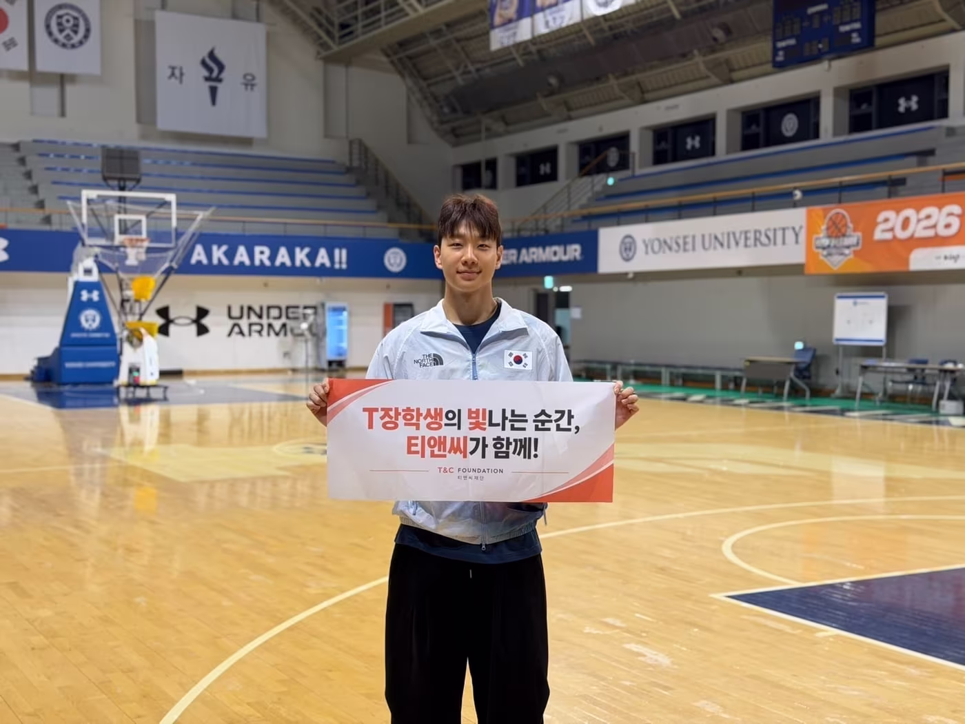 본문 이미지 - 아시안게임 3&times;3 농구 금메달을 획득한 이주영 T장학생이 서울 서대문구 연세대 농구장에서 기념촬영을 하고 있다. (티앤씨재단)