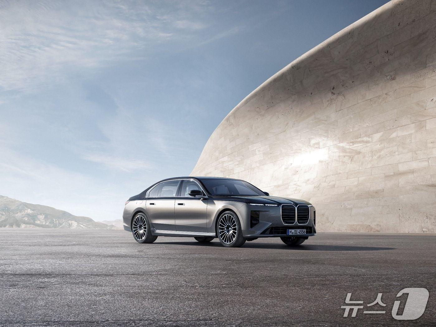 본문 이미지 - BMW코리아가 4년 만에 부분 변경을 거친 럭셔리 플래그십 세단 '더 뉴 BMW 7시리즈'의 사전 예약을 시작한다. 가격은 1억 6000만~2억 4000만 원이다. (BMW코리아 제공)