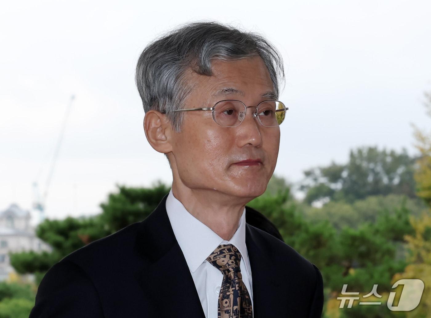 본문 이미지 - 조희대 대법원장이 지난 16일 오전 서울 서초구 대법원으로 출근하고 있다. 2026.10.16 ⓒ 뉴스1 박세연 기자