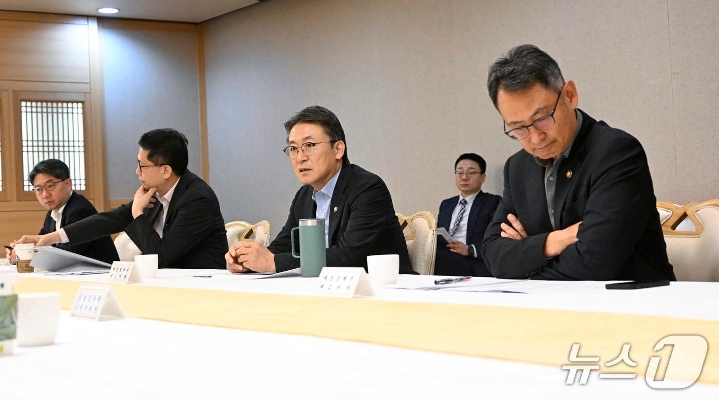 본문 이미지 - 권대영 재정경제부 1차관이 16일 정부서울청사에서 '시장상황점검회의'를 주재하고 있다. (재정경제부 제공. 재판매 및 DB 금지) 2026.10.16 ⓒ 뉴스1