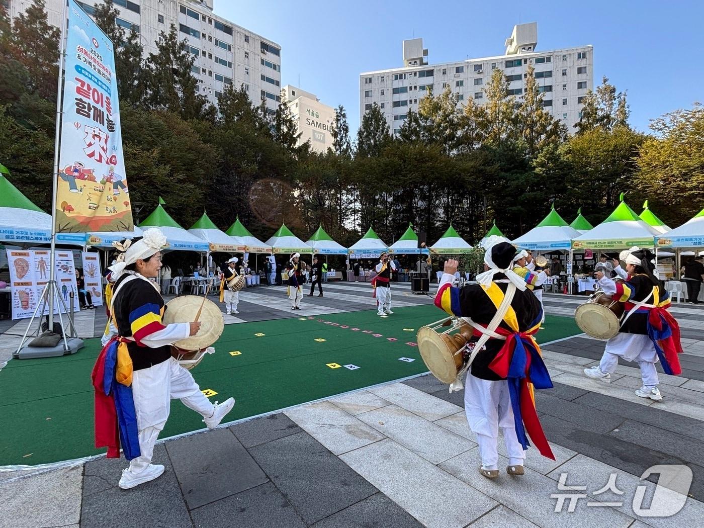 본문 이미지 - 지난해 열린 '성동마을함께축제&가족愛플리마켓'의 모습