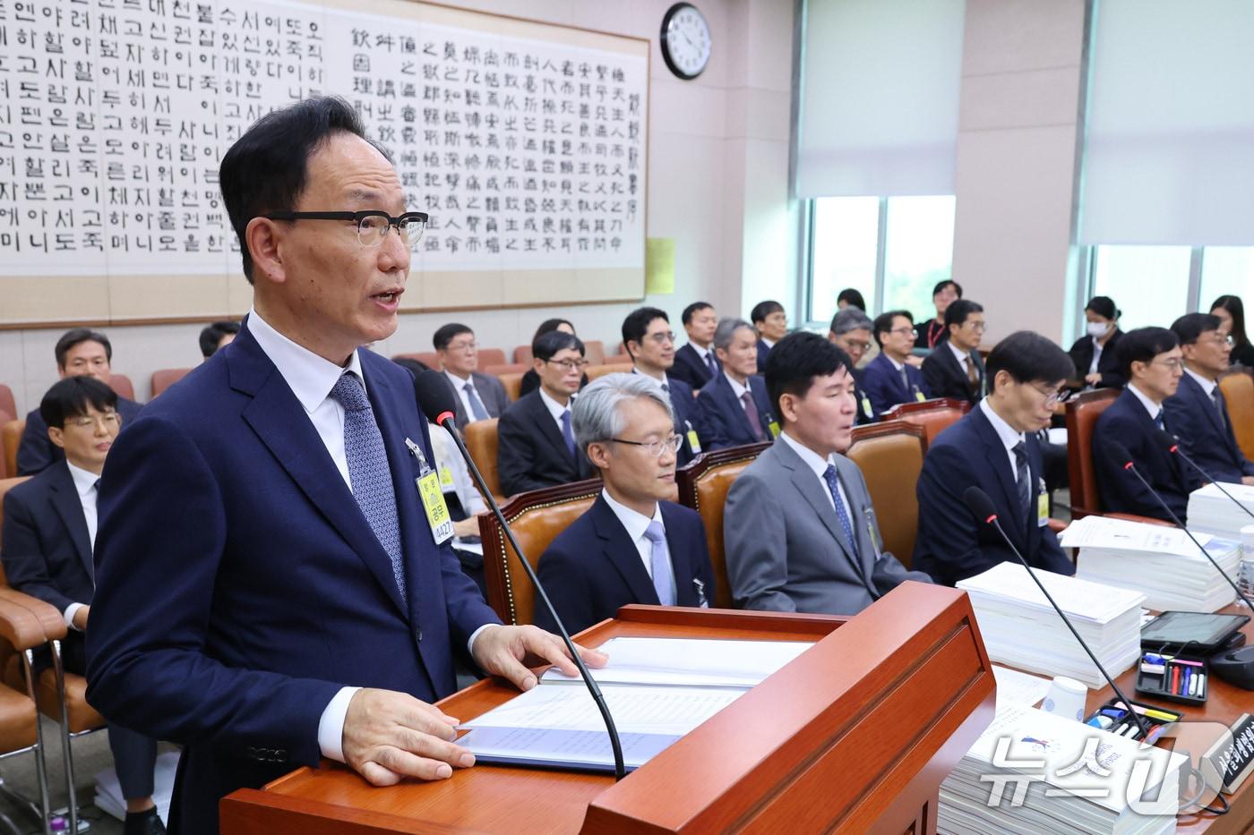 본문 이미지 - 김대웅 서울고등법원장이 16일 서울 여의도 국회에서 열린 법제사법위원회의 서울고등법원 등에 대한 국정감사에서 업무보고를 하고 있다. 2026.10.16 ⓒ 뉴스1 신웅수 기자
