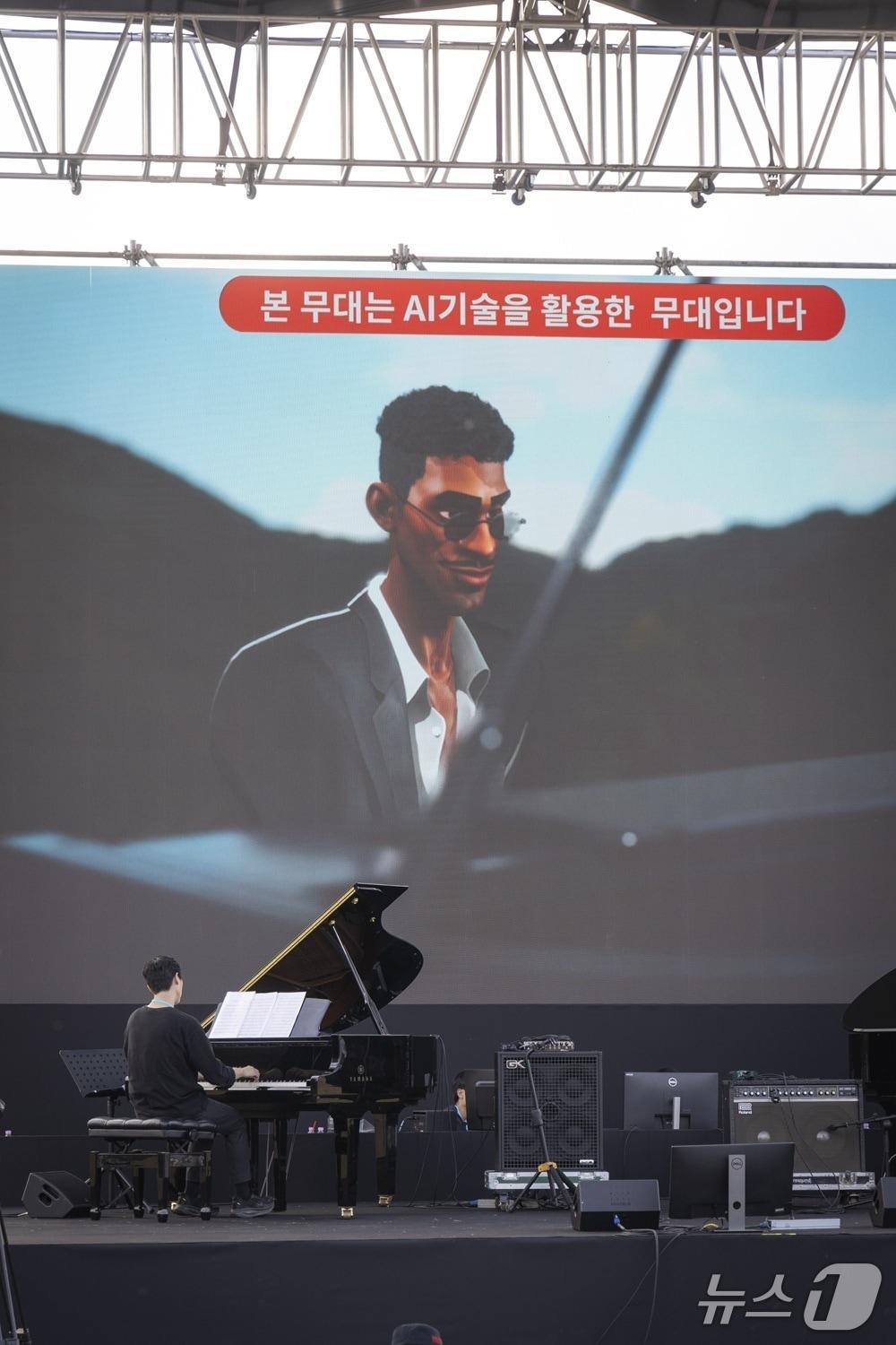 본문 이미지 - 재즈 피아니스트 허대욱과 AI 피아니스트 '스콧'의 협연 무대(KAIST 제공) /뉴스1