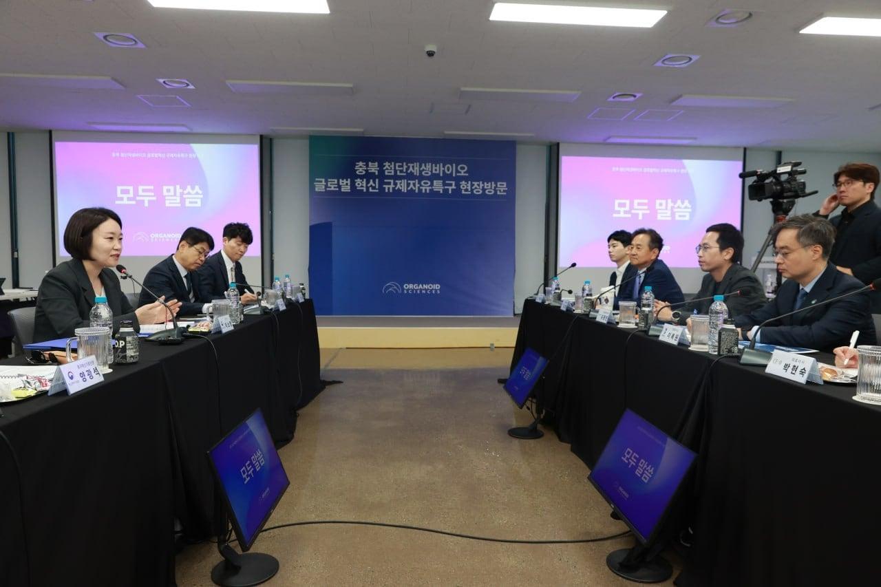 본문 이미지 - 이소영 중소벤처기업부 장관이 16일 충청북도 청주시 오가노이드 사이언스(주)에서 열린 간담회에서 모두 발언을 하고 있다.(중소벤처기업부 제공)