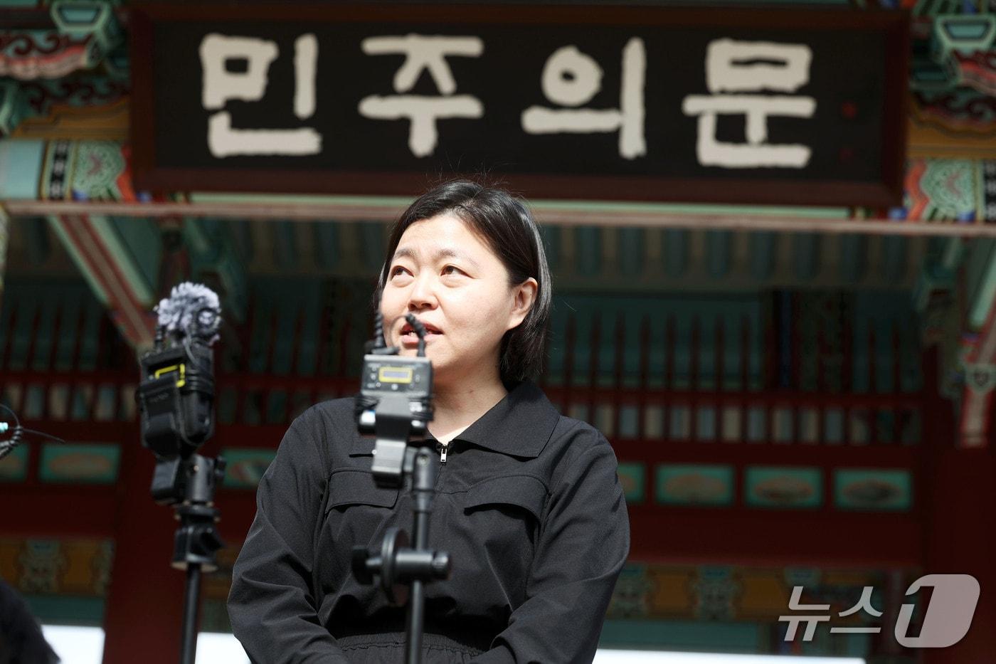 본문 이미지 - 임은정 광주중수청장이 16일 오전 전남광주 북구 국립5·18민주묘지를 찾아 헌화 및 분향을 마친 뒤 민주의 문 앞에서 발언하고 있다. 2026.10.16 ⓒ 뉴스1 조수민 기자