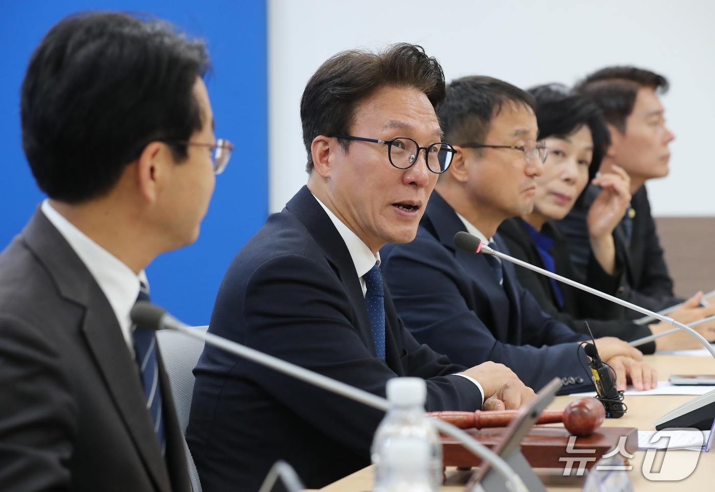 본문 이미지 - 김민석 더불어민주당 대표가 16일 부산 동구 더불어민주당 부산시당에서 열린 부산 최고위원회의에서 발언하고 있다. 2026.10.16 ⓒ 뉴스1 윤일지 기자