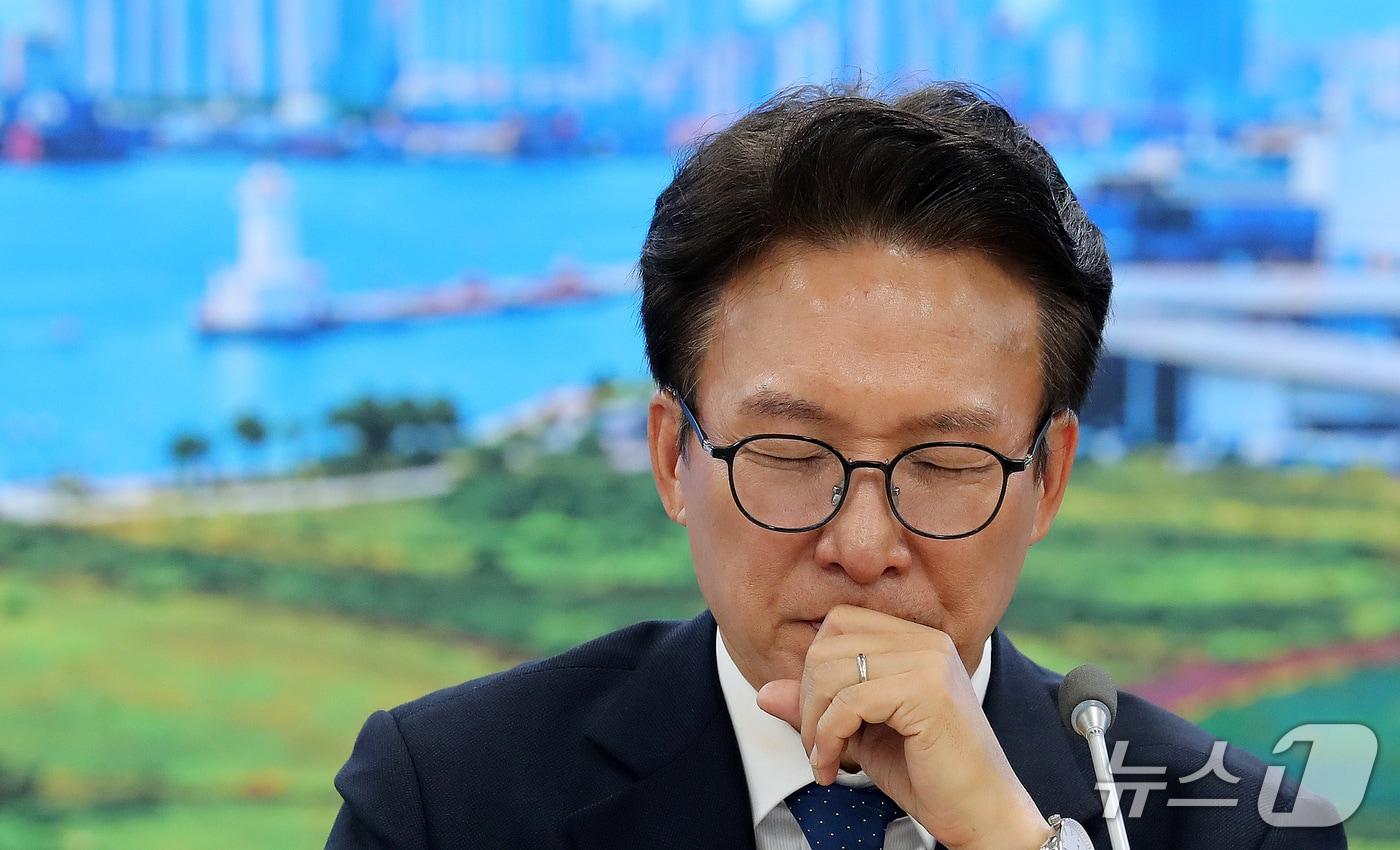본문 이미지 - 김민석 더불어민주당 대표가 16일 부산 동구 더불어민주당 부산시당에서 열린 부산 최고위원회의에서 생각에 잠겨 있다. 2026.10.16 ⓒ 뉴스1 윤일지 기자