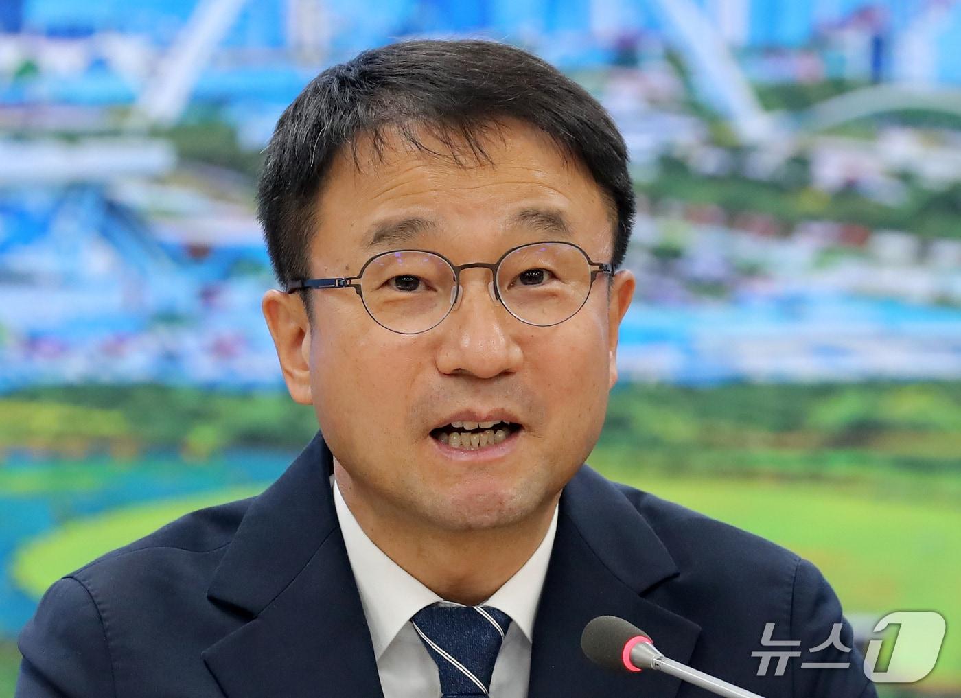 본문 이미지 - 한병도 더불어민주당 원내대표가 지난 16일 부산 동구 더불어민주당 부산시당에서 열린 부산 최고위원회의에서 발언하고 있다. 2026.10.16 ⓒ 뉴스1 윤일지 기자