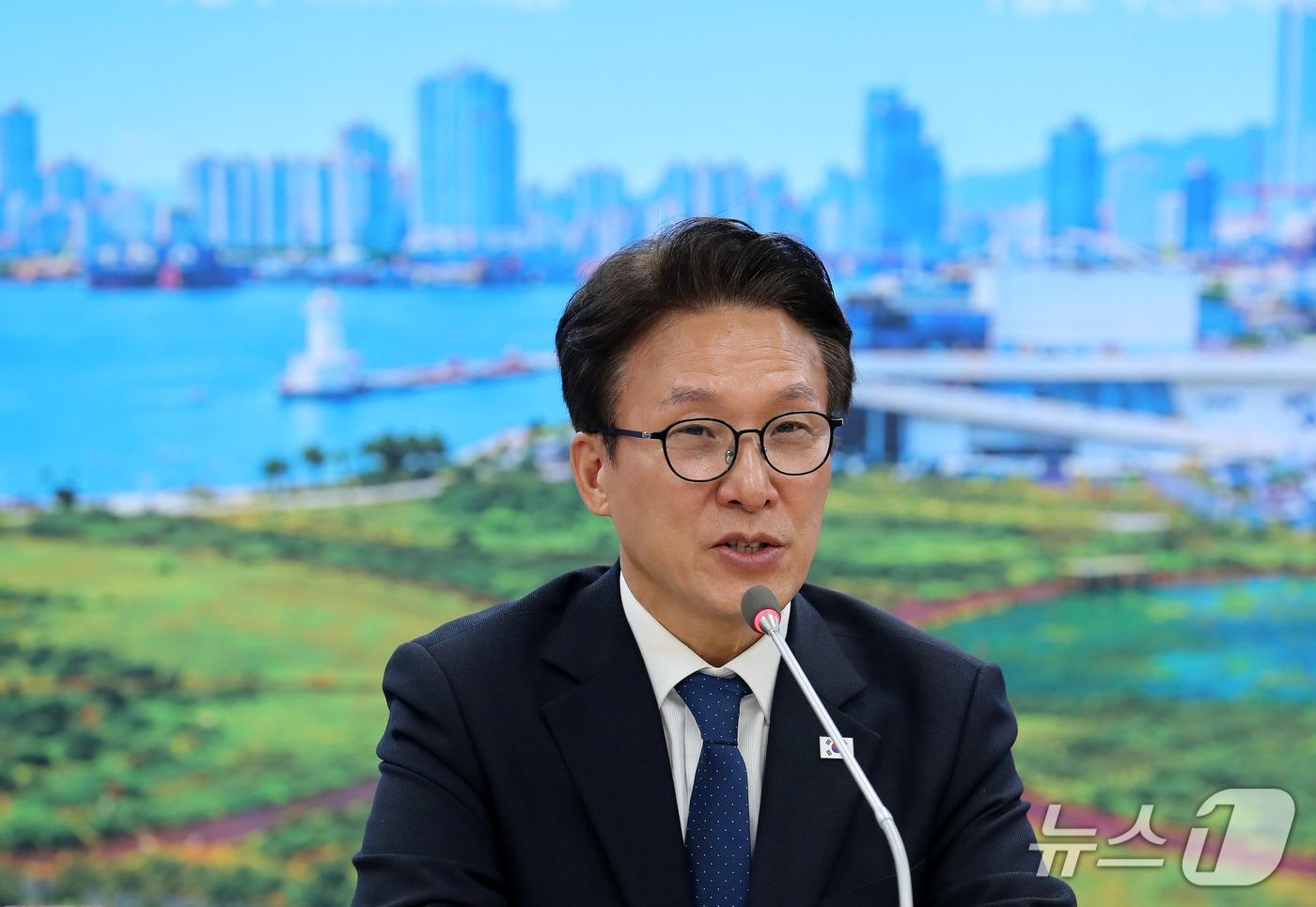 본문 이미지 - 김민석 더불어민주당 대표가 16일 부산 동구 더불어민주당 부산시당에서 열린 부산 최고위원회의에서 발언하고 있다. 2026.10.16 ⓒ 뉴스1 윤일지 기자