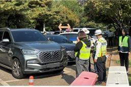 본문 이미지 - 경찰청은 지난 15일 행정안전부, 한국도로공사 등 관계기관과 함께 상습 체납 차량에 대한 전국 합동단속을 실시했다.(사진=경찰청 제공)