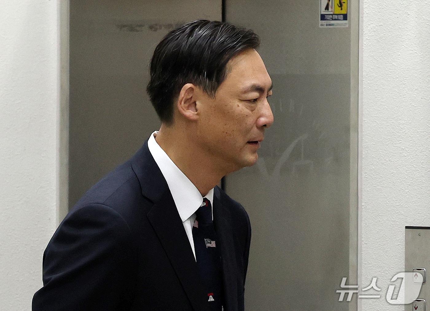 본문 이미지 - '이재명 대통령의 소년원 수감설'을 유포해 명예훼손 등 혐의를 받고 있는 모스 탄 전 교수가 16일 오전 서초구 서울중앙지법에서 열린 공판에 출석하고 있다. 2026.10.16 ⓒ 뉴스1 박세연 기자