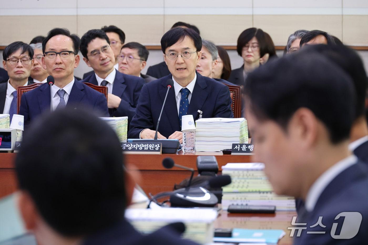 본문 이미지 - 오민석 서울중앙지방법원장이 16일 서울 여의도 국회에서 열린 법제사법위원회의 서울고등법원 등에 대한 국정감사에서 의원 질의에 답변하고 있다. 2026.10.16 ⓒ 뉴스1 신웅수 기자