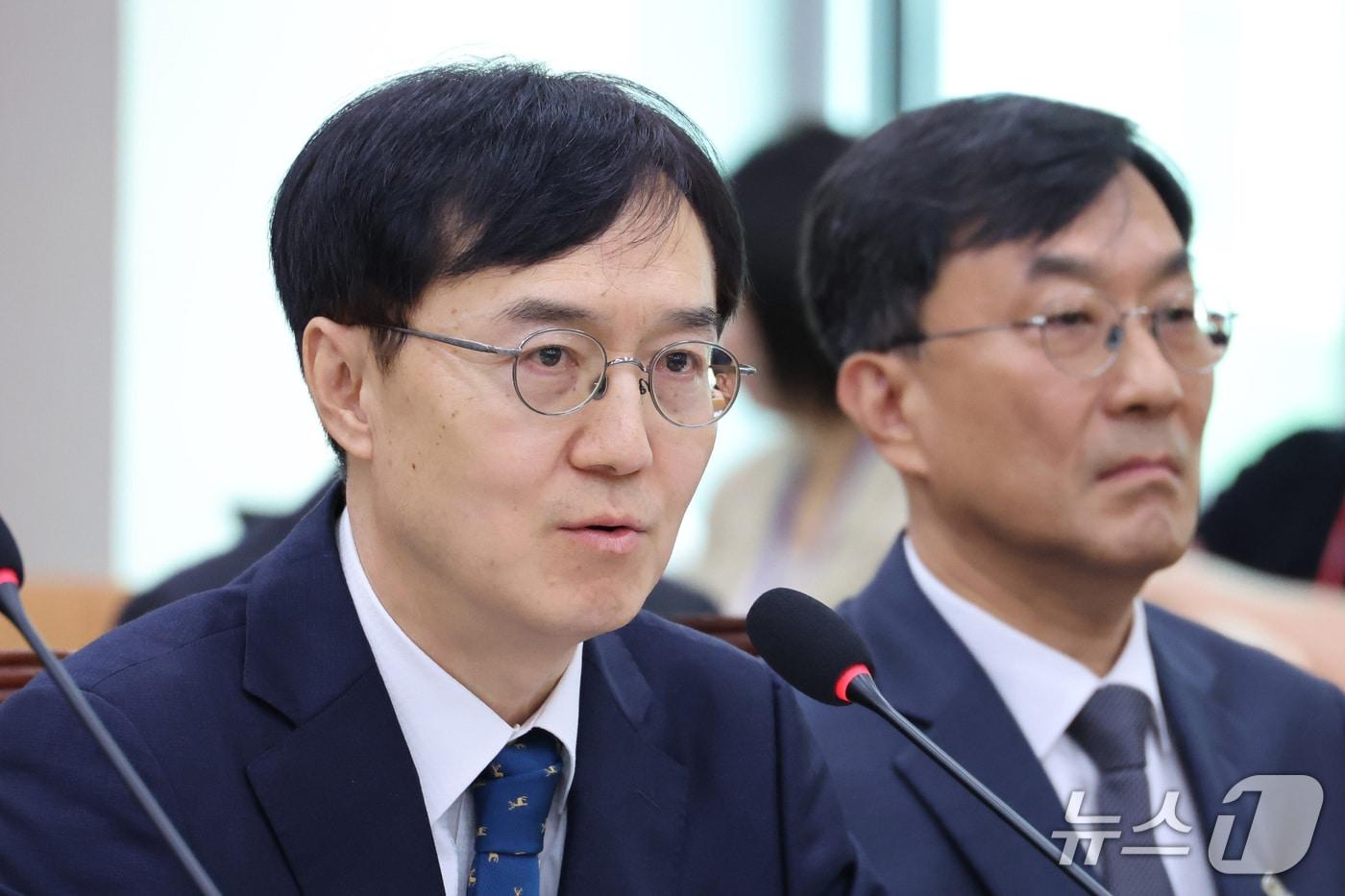 본문 이미지 - 오민석 서울중앙지방법원장이 16일 서울 여의도 국회에서 열린 법제사법위원회의 서울고등법원 등에 대한 국정감사에서 의원 질의에 답변하고 있다. 2026.10.16 ⓒ 뉴스1 신웅수 기자