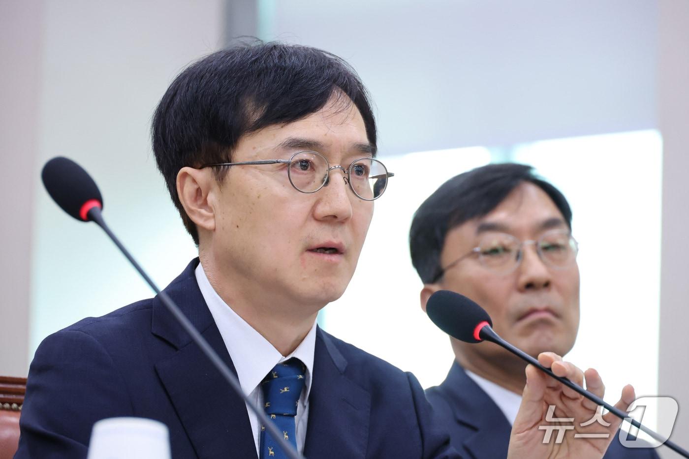 본문 이미지 - 오민석 서울중앙지방법원장이 16일 서울 여의도 국회에서 열린 법제사법위원회의 서울고등법원 등에 대한 국정감사에서 의원 질의에 답변하고 있다. 2026.10.16 ⓒ 뉴스1 신웅수 기자