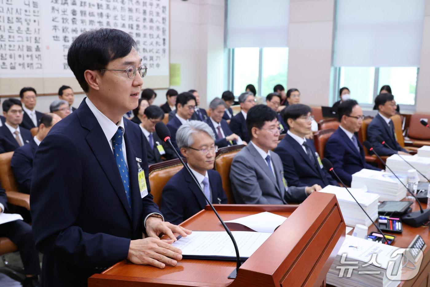 본문 이미지 - 오민석 서울중앙지방법원장이 16일 서울 여의도 국회에서 열린 법제사법위원회의 서울고등법원 등에 대한 국정감사에서 업무보고를 하고 있다. 2026.10.16 ⓒ 뉴스1 신웅수 기자