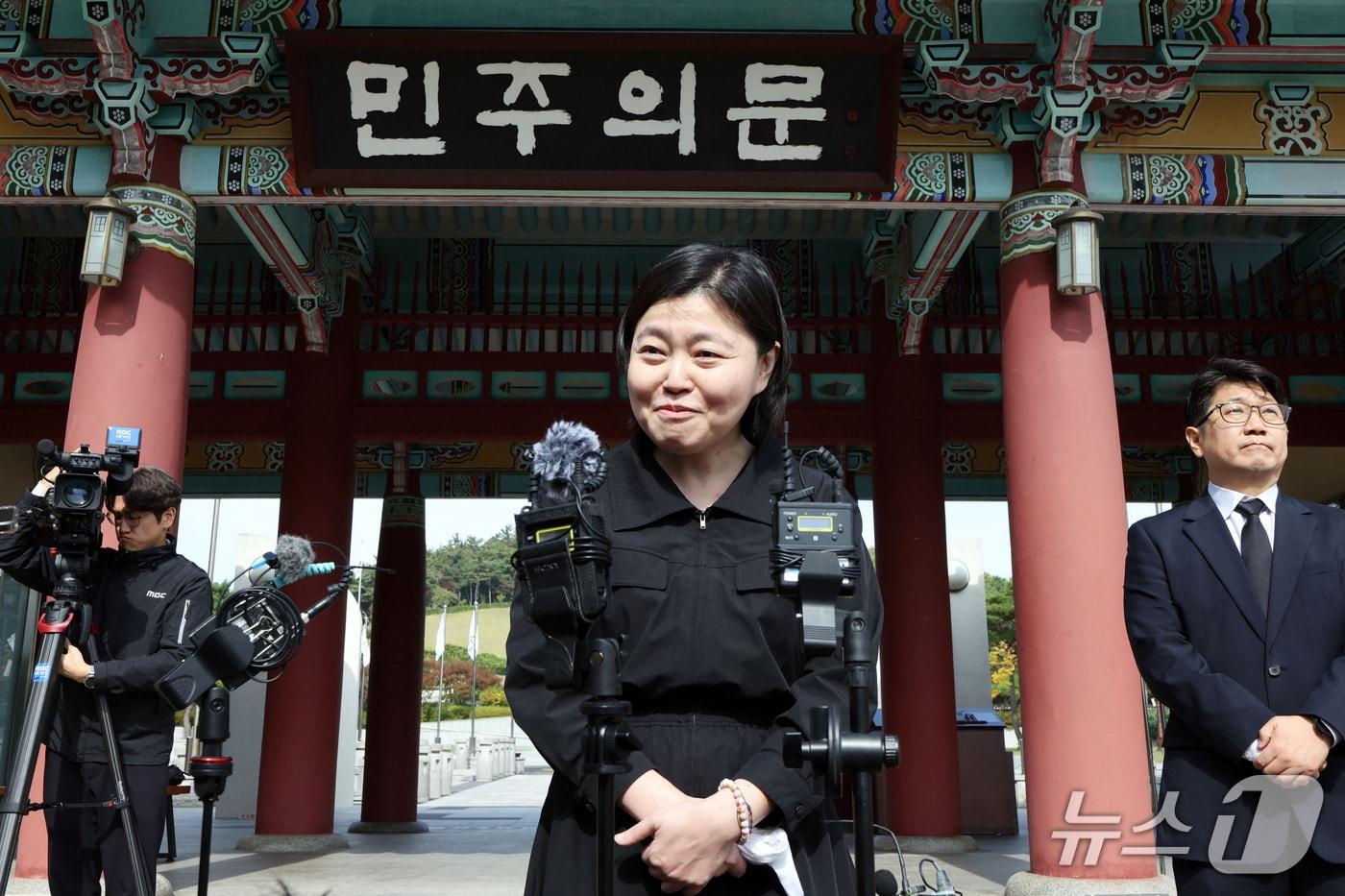본문 이미지 - 임은정 광주중수청장이 16일 오전 전남광주 북구 국립5·18민주묘지를 찾아 헌화 및 분향을 마친 뒤 민주의 문 앞에서 취재진 질문에 답하고 있다. 2026.10.16 ⓒ 뉴스1 조수민 기자