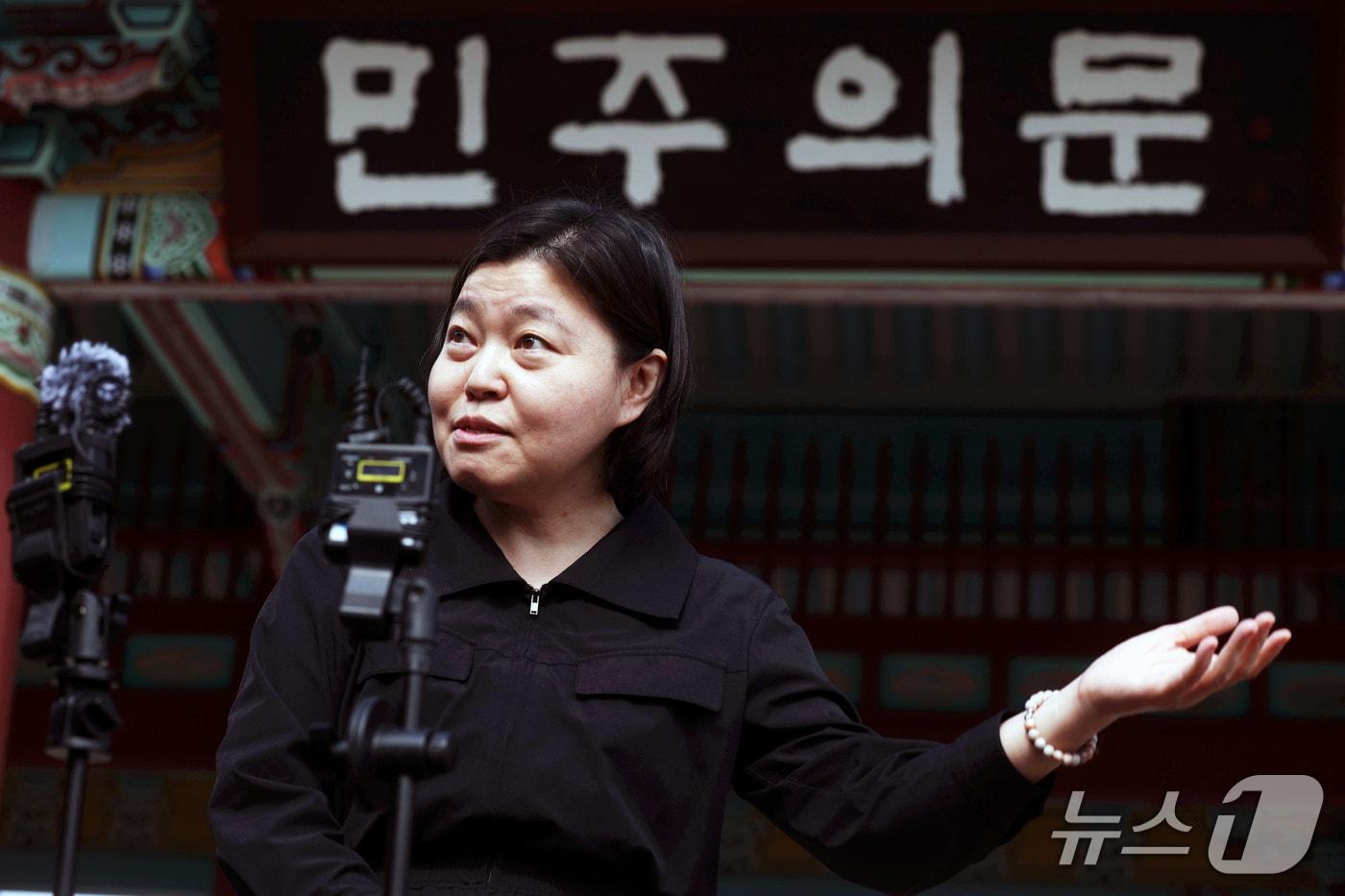 본문 이미지 - 임은정 광주중수청장이 16일 오전 전남광주 북구 국립5·18민주묘지를 찾아 헌화 및 분향을 마친 뒤 민주의 문 앞에서 취재진 질문에 답하고 있다. 2026.10.16 ⓒ 뉴스1 조수민 기자