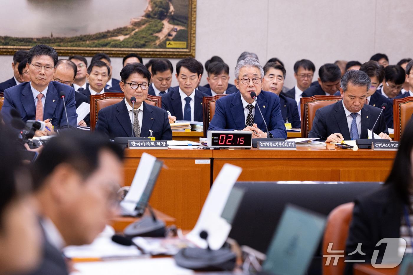 본문 이미지 - 강호동 농협중앙회장이 16일 서울 여의도 국회에서 열린 농림축산식품해양수산위원회의 농업협동조합중앙회 등에 대한 국정감사에 출석해 의원 질의에 답하고 있다. 2026.10.16 ⓒ 뉴스1 유승관 기자