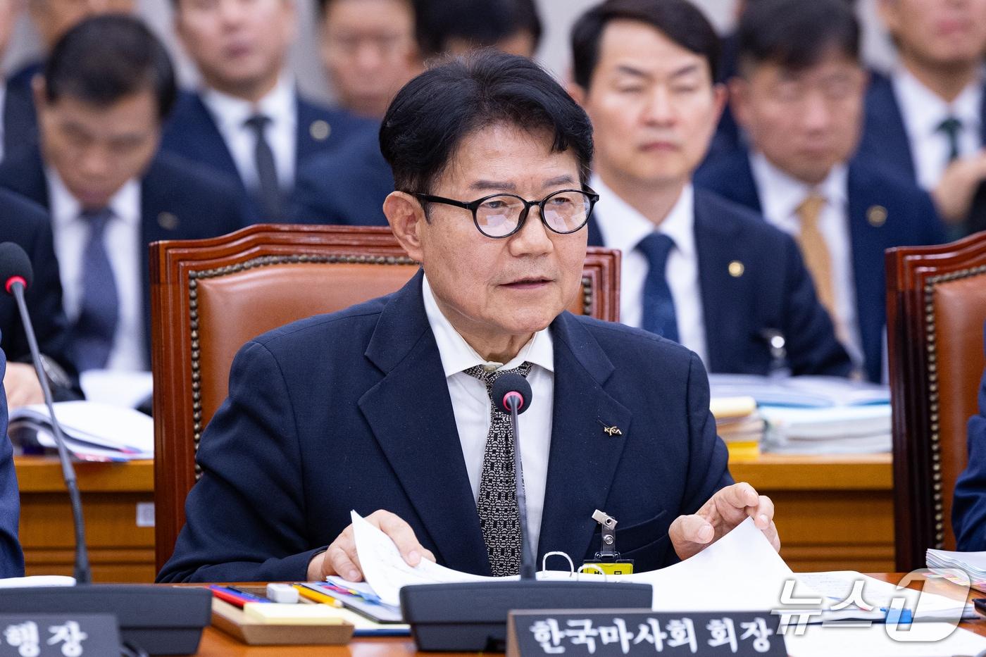 본문 이미지 - 우희종 한국마사회장이 16일 서울 여의도 국회에서 열린 농림축산식품해양수산위원회의 농업협동조합중앙회 등에 대한 국정감사에 출석해 의원 질의에 답하고 있다. 2026.10.16 ⓒ 뉴스1 유승관 기자