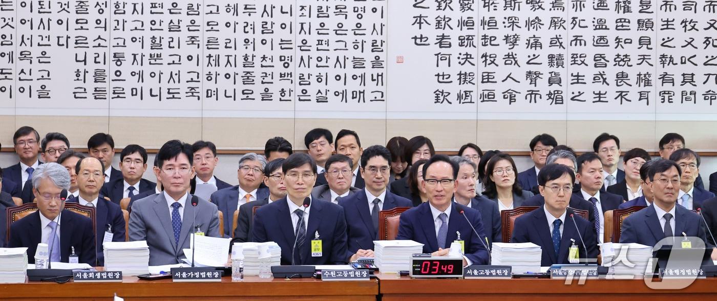 본문 이미지 - 김대웅 서울고등법원장이 16일 서울 여의도 국회에서 열린 법제사법위원회의 서울고등법원 등에 대한 국정감사에서 의원 질의에 답변하고 있다. 2026.10.16 ⓒ 뉴스1 신웅수 기자