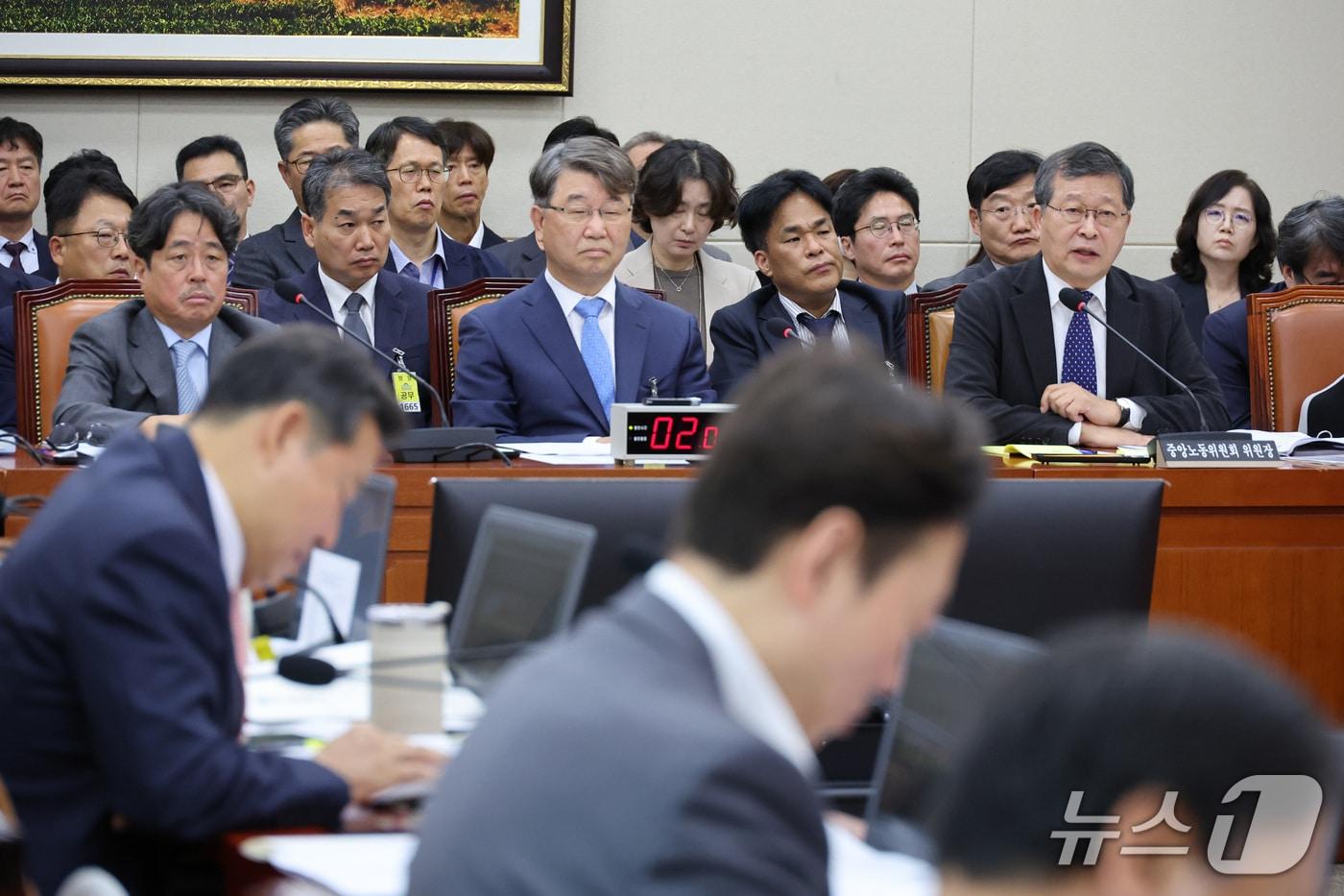 본문 이미지 - 박수근 중앙노동위원회 위원장이 16일 서울 여의도 국회에서 열린 기후에너지환경노동위원회의 경사노위 등에 대한 국정감사에서 의원 질의에 답변하고 있다. 2026.10.16 ⓒ 뉴스1 신웅수 기자